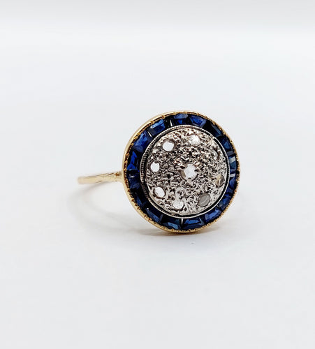 Bague 51.5 Bague cible art deco or jaune 18k ornée de diamants taillés en roses entouré de saphirs calibrés synthétiques (circa 1930) 58 Facettes A04977