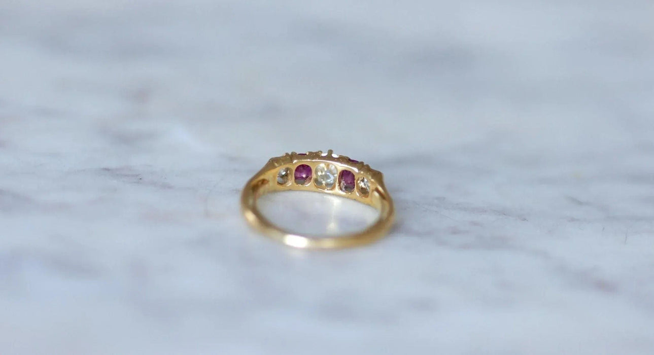 Bague Jarretière or jaune diamants et rubis 58 Facettes