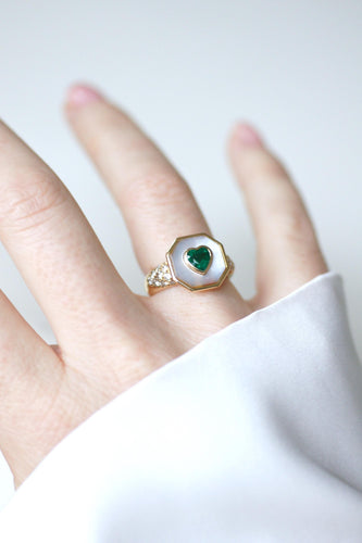 Bague 51.5 Bague cœur en or jaune 18k avec émeraude, diamants et nacre 58 Facettes