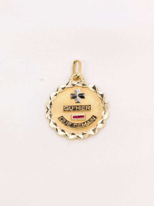 Pendentif AUGIS - Médaille amour ronde Plus qu'hier moins que demain or jaune rubis 58 Facettes J485