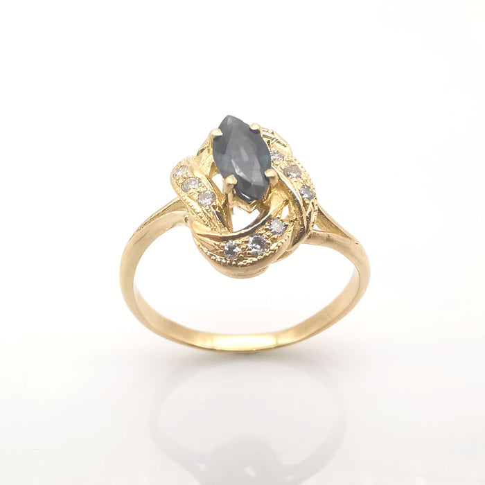 anello in oro con zaffiro e diamanti
