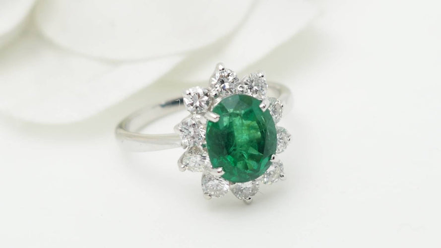 Bague 53 Bague entourage en or blanc, émeraude de Zambie et diamants 58 Facettes 32690