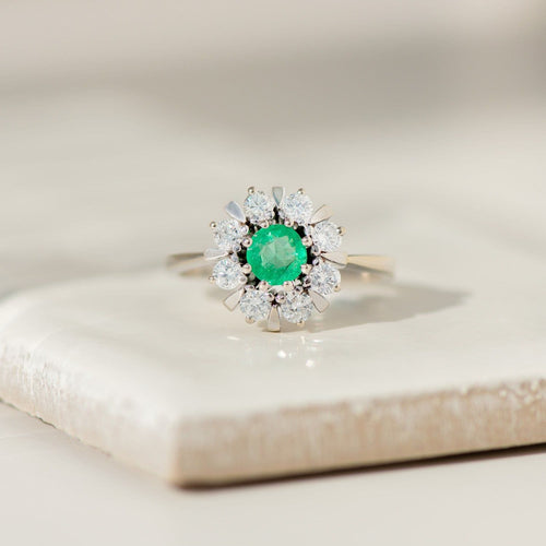 Bague 57.5 Bague en or blanc, ornée d'émeraudes et de diamants, modèle entourage, vintage vers 1970 58 Facettes