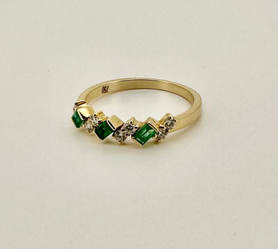 Bague 54 Bague or jaune, émeraudes & diamants 58 Facettes