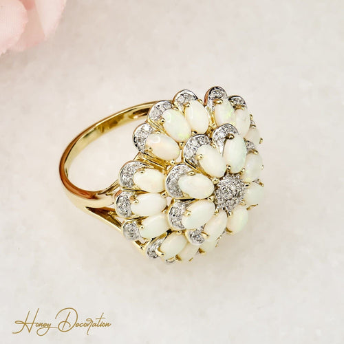Bague 60.5 Magnifique bague en or 14 carats en forme de fleur ornée d'opales lumineuses 58 Facettes 2572