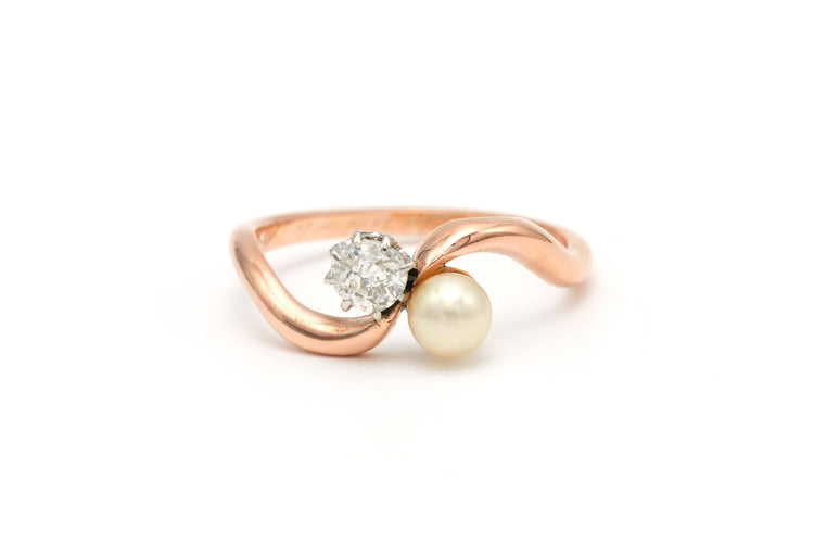 Bague 56 Bague en or rose sertie d'une perle et d'un diamant 58 Facettes B568