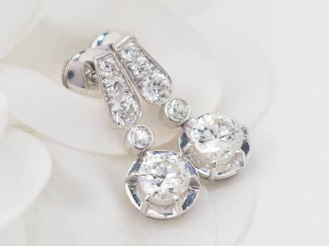 Boucles d'oreilles Paire de dormeuses anciennes en or blanc et diamants 58 Facettes 32108