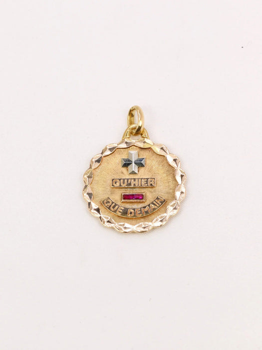 AUGIS - Round love medal in yellow gold and ruby