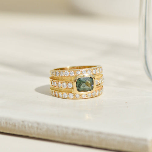 Luksuriøs ring i gult guld med diamanter og turmalin 