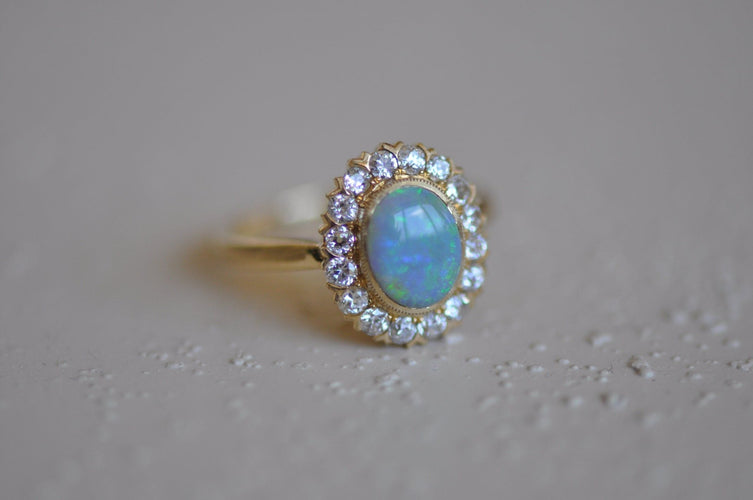 Bague 54 Yellow gold Australian opal and diamond ring 58 Facettes