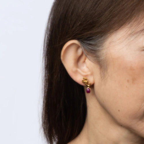 Boucles d'oreilles Boucles d'oreilles pendantes Carrera y Carrera en or jaune 18 carats, rubis et cheval, bijoux signés Estate 58 Facettes G13693
