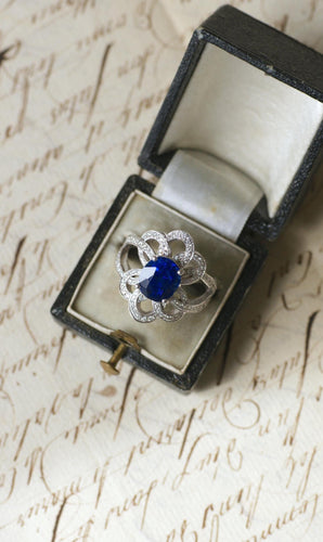 Bague 53.5 Bague Fleur or blanc, saphir de Ceylan 2.80 Cts, diamants 58 Facettes