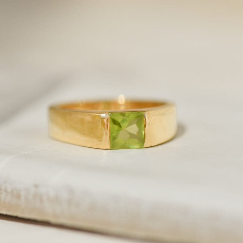 Bague 53 Bague Cartier « Tank » en or jaune 18 carats avec péridot 58 Facettes 2859