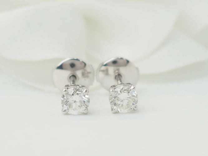 Boucles d'oreilles Puces d'oreilles en or blanc et diamants 58 Facettes 33410