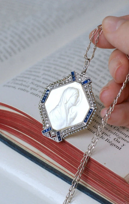 Medaille Art Deco Maagd Maria Parelmoer, saffieren, diamanten en parels