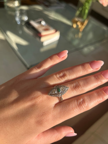 Bague 60 Bague or blanc, émeraude et diamants 58 Facettes 1020