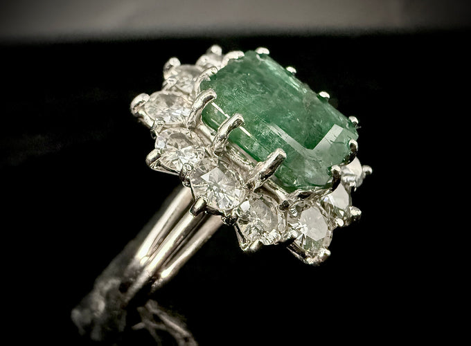 Bague 56 Bague or blanc sertie d'une émeraude de 4 carats entourée de 2,40 carats de brillants 58 Facettes