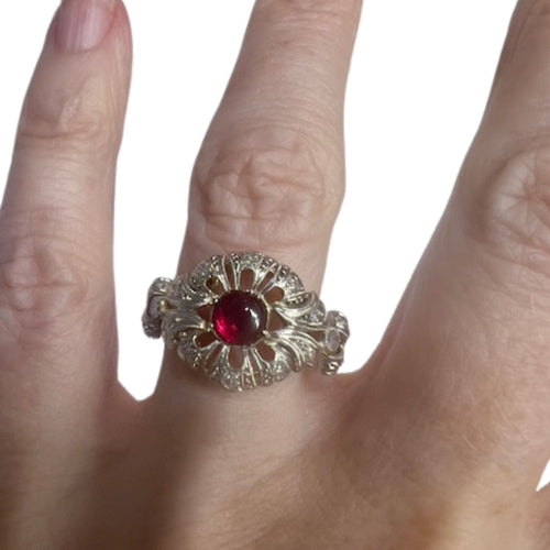 Bague BAGUE ART DÉCO DES ANNÉES 1930 EN OR 18 KT ET PLATINE AVEC DIAMANTS ET UN RUBIS CABULLON 58 Facettes Q197B