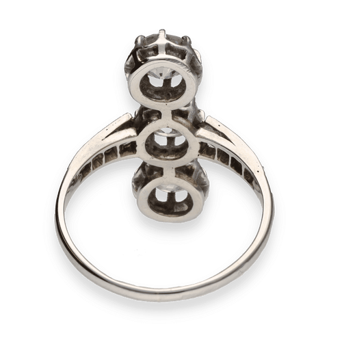 Bague 55 Bague ancienne vers 1930 en or gris 18K et platine avec 3 diamants taille ancienne - Taille 55 58 Facettes FB09772