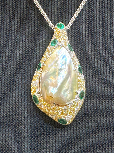 Collar de oro blanco, perla (Mabe) de Tahití, esmeralda y diamantes naturales 