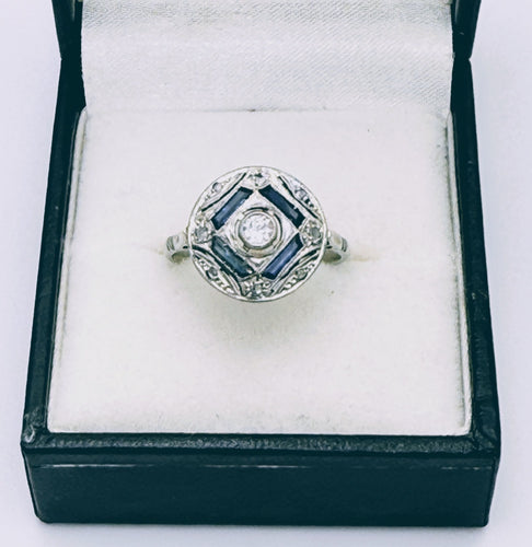 Okrągły pierścionek Art Deco z białego złota i Platyna wysadzany diamentami i szafirami 