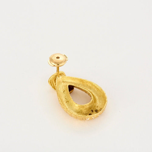 Godron 耳环，采用黄金和钻石制成。