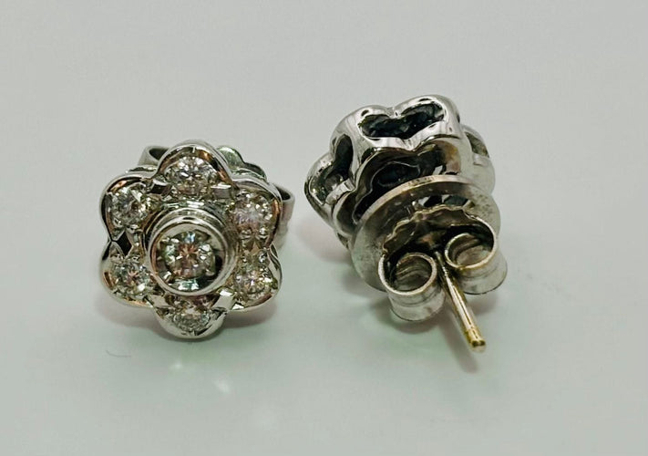 Boucles d'oreilles Boucles d'oreilles florales en or blanc avec diamants 58 Facettes 50294