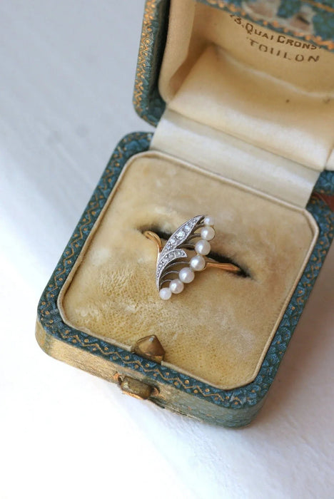 Anello Belle Époque con perla mughetto e diamanti