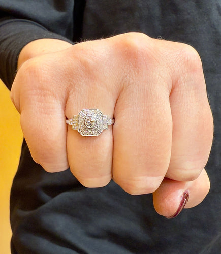 Bague 53 Bague style art déco en or blanc 18 carats et diamants 58 Facettes