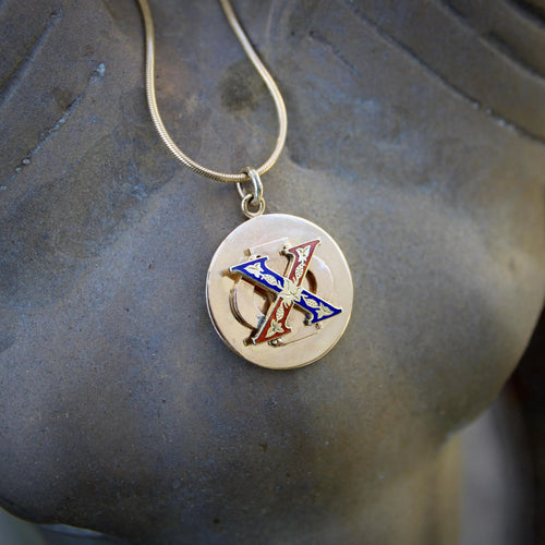 Pendentif CARTIER - Pendentif médaillon vintage de la fraternité Chi Phi en or 58 Facettes A1003B