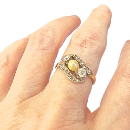 Bague BAGUE DE DESIGN ANCIENNE DE LA PÉRIODE 1920-1925 EN OR 18 KT ET PLATINE AVEC DIAMANTS ET PERLES 58 Facettes A1487