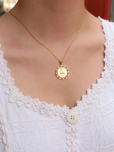 Pendentif AUGIS - Médaille Amour entourage coeur rubis Plus qu’hier moins que demain or jaune diamant rubis 58 Facettes J465