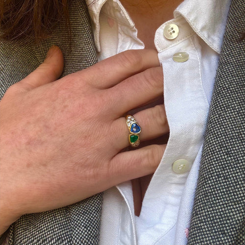 Bague Bague deux cœurs blottis en or jaune, saphir et émeraude 58 Facettes