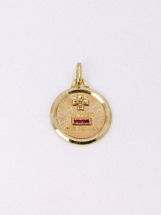 Pendentif AUGIS - Médaille amour essentielle plus qu'hier moins que demain or jaune rubis 58 Facettes J250