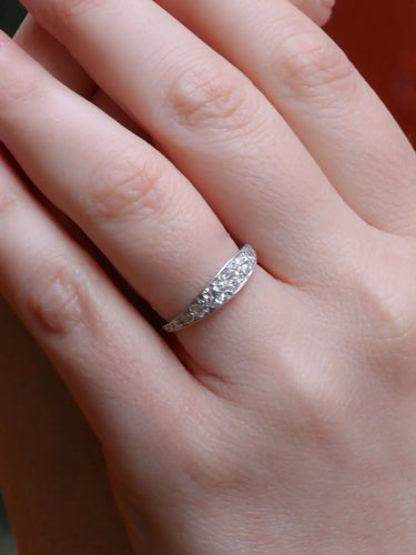 Bague jarretière ancienne en platine et diamants 1 ct 58 Facettes J203