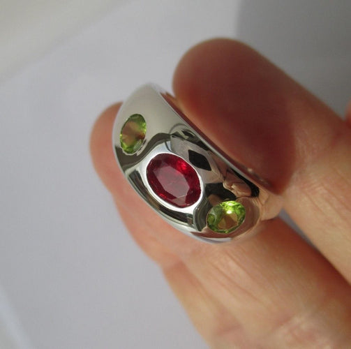 Bague 57 Bague jonc or blanc rubis et péridots 58 Facettes