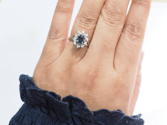 Bague 57.5 Bague entourage en or blanc, saphir et diamants 58 Facettes 31220