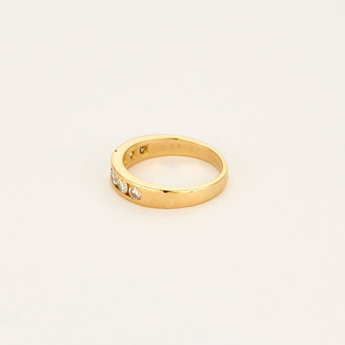 Halv Vielsesring gult guld, diamanter sat i skinnefatning 