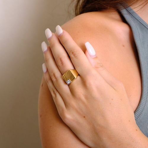 Bague Bague Chevalière massive or jaune et diamant 58 Facettes