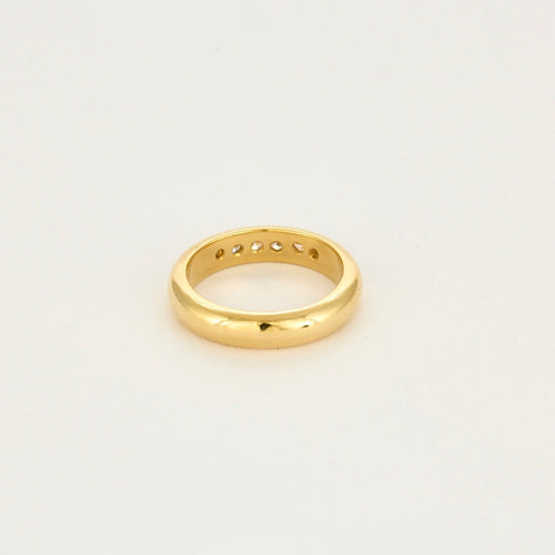 Anel em ouro amarelo e diamantes engastados em grão 