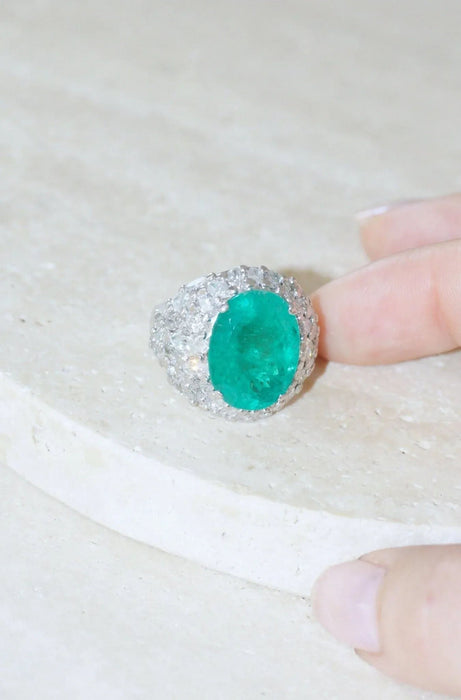 Cocktail ring in white gold with Colombian emerald and diamonds