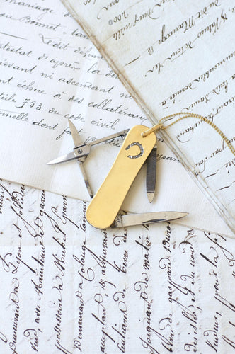 Висулка швейцарско армейско ножче JA Henckels с диамантена подкова от жълто злато