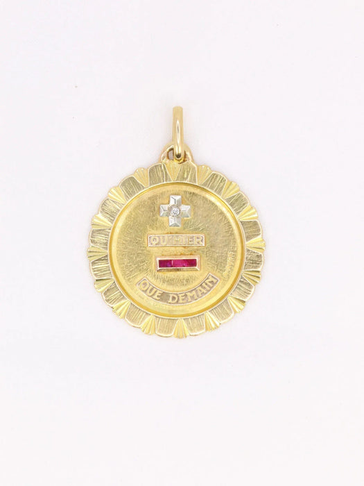 Pendentif Médaille amour Augis Jumbo Plus qu'hier moins que demain or jaune diamant rubis 58 Facettes J241