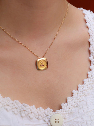 Pendentif Médaille amour Augis carrée Plus qu'hier moins que demain or jaune diamant rubis 58 Facettes J473