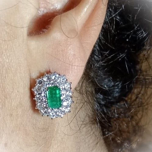 Boucles d'oreilles Boucles d'oreilles en or blanc serties de diamants taille brillant de 2,07 ct et d'une émeraude de 0,76 ct 58 Facettes G3847
