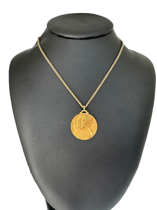 Yellow gold medal pendant by René Cliquet Grand Dukes and Grand Duchesses of Luxembourg