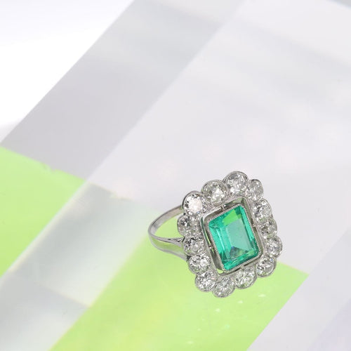 Poválečný luxus: zásnubní prsten se smaragdem a diamanty 