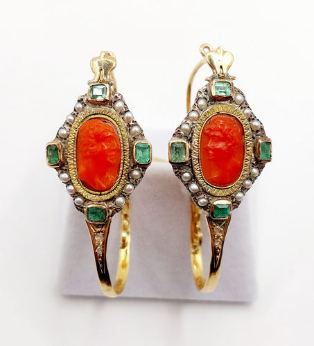 Boucles d'oreilles Dormeuses XXL poissardes victoriennes or jaune, camée corail, émeraudes (circa 1850 58 Facettes A06366