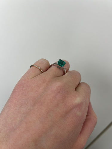 Bague Bague émeraude en or blanc 58 Facettes