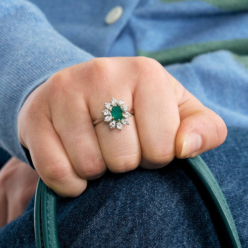 Bague 55 Bague Marguerite or gris et jaune, diamants et émeraude 58 Facettes 250256